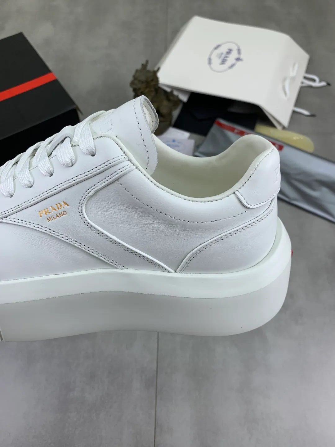 Men's shoes 💰P600💰[New model] The top version is available on the official website, 🆘 The trendy brand (Prada) mainly promotes the popular model, avant-garde and versatile fashionable men's shoes, private version mold opening, cowhide surface splicing 1:1.. Fashionable and simple, original imported cowhide lining cowhide feet; the atmosphere and personality are more fashionable, eye-catching and pursuing class. It will subvert the old idea and be a must-have for fashion trendsetters with you! Must keep it for yourself! Tall and comfortable, large and low, high-end quality workmanship. The new high-end outsole on the official website. Size: 38-45. Available in black and white.